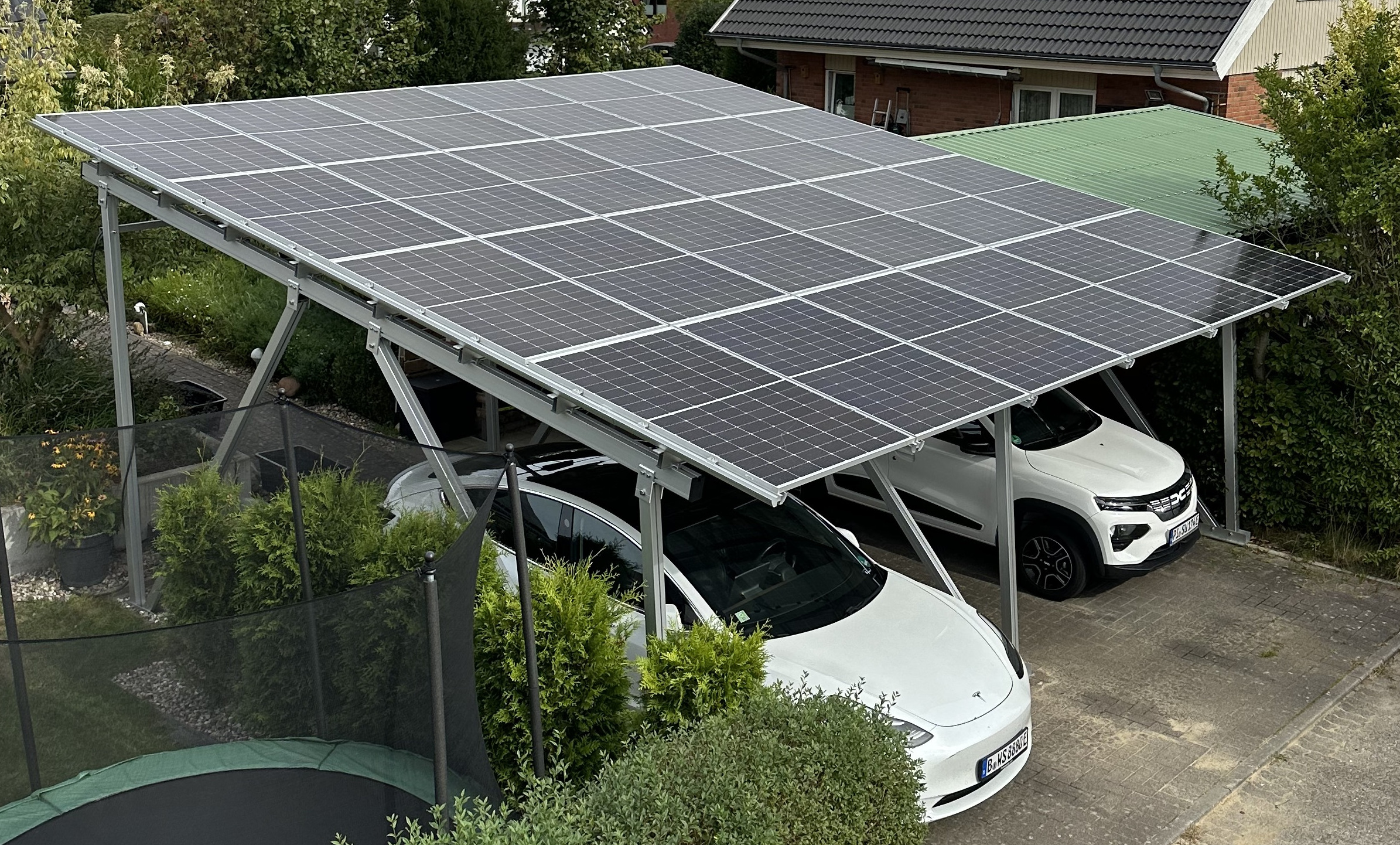 Solarcarport aufgebaut